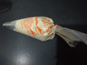 裱花袋装入中号圆形裱花嘴，装入杏仁糊。