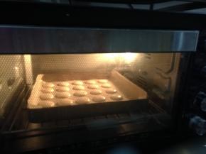 烤箱预热上下火160度。入烤箱烘烤15分钟即可，6分钟出裙边。