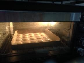 烤箱预热上下火160度。入烤箱烘烤15分钟即可，6分钟出裙边。