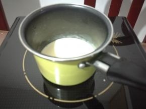 淡奶油加入糖小火加热至手温。