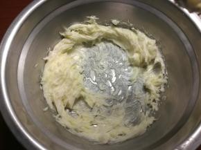 黄油室温软化稍微打发。