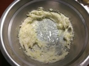 黄油室温软化稍微打发。