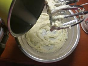 温热的淡奶油分次加入到黄油中打蛋器高速打发。每一次搅打均匀后再加入下一次。