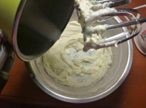 温热的淡奶油分次加入到黄油中打蛋器高速打发。每一次搅打均匀后再加入下一次。