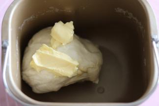 揉至面团光滑，加入黄油继续和面。