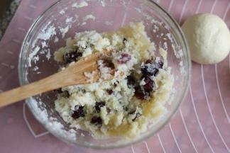 面团发酵时间，我们来制作夹馅。黄油软化，加入馅料所有原料，拌匀即可。