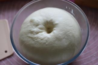 面团发酵两倍半大，手指沾面粉戳孔不回缩不反弹。