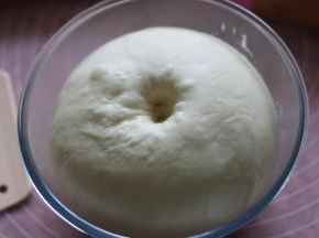 面团发酵两倍半大，手指沾面粉戳孔不回缩不反弹。