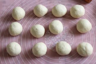 取出面团挤压排气后，评论分为12等份，滚圆松弛10分钟。