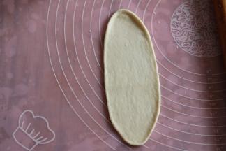 取一个面团擀成椭圆形。