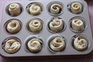 放入12连模具，保鲜膜覆盖，二次发酵。