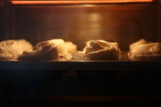 放入嫩烤箱中下层，上下管175度烘烤25分钟。普通烤箱提前预热180度，烘烤20分钟左右。