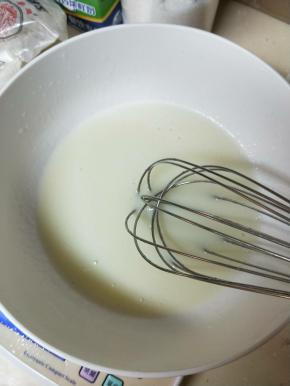 20g糖加牛奶和玉米油用蛋抽搅拌均匀充分混合