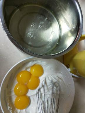 鸡蛋蛋白蛋黄分离，蛋白放入无水无油的打蛋盆中