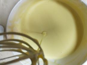 蛋黄加入面糊中，搅拌均匀