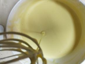 蛋黄加入面糊中，搅拌均匀