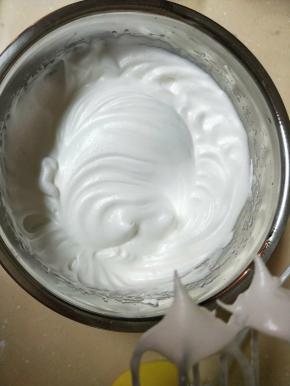 剩余的70g糖分三次加入蛋白中，打至9分发