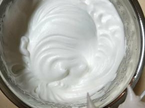 剩余的70g糖分三次加入蛋白中，打至9分发