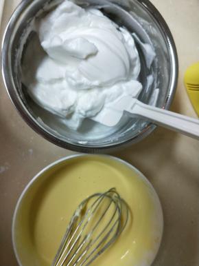 提前开烤箱预热150度，把蛋白霜和蛋黄糊混合翻拌均匀