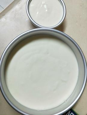 倒入模具中，轻震出大气泡。去烤箱150度烤50分钟左右