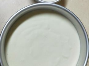 倒入模具中，轻震出大气泡。去烤箱150度烤50分钟左右