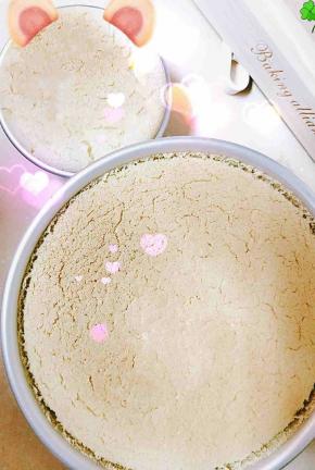 出炉后立即震两下，倒扣晾凉