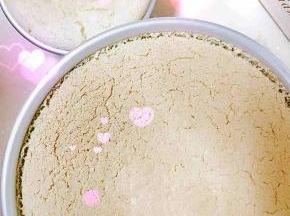 出炉后立即震两下，倒扣晾凉