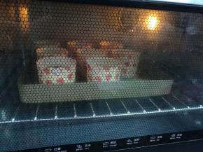 送入预热好的烤箱，以上下火200度烘烤25分钟。（时间温度仅供参考）