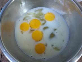 鸡蛋打在盆中，加入牛奶搅拌均匀。烤箱上下火预热200度10分钟。