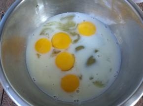 鸡蛋打在盆中，加入牛奶搅拌均匀。烤箱上下火预热200度10分钟。