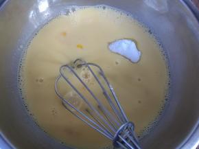 加入糖，盐搅拌均匀。