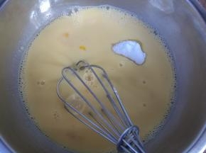 加入糖，盐搅拌均匀。