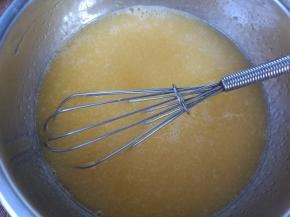 加入玉米油，搅拌均匀。