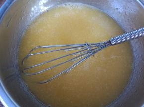 加入玉米油，搅拌均匀。