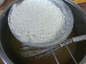 低筋面粉、泡打粉混合均匀，筛入步骤3中，搅拌均匀。烤箱上下火200度预热。