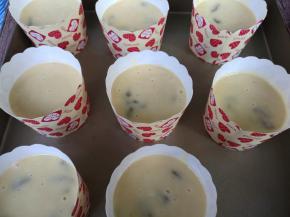 用小勺子舀入纸杯中，七八分满即可。