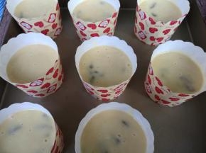 用小勺子舀入纸杯中，七八分满即可。