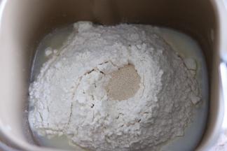 面团除黄油外，全放入面包机桶里，启动面包机和面功能。