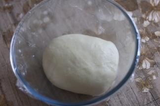 揉好的面团放入玻璃碗，保鲜膜覆盖基础发酵（室温26度，大约60分钟）。