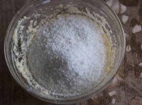 面团发酵时我们来制作椰蓉馅，黄油软化，加入细砂糖搅拌至糖融化，加入牛奶，搅匀，分三次加入全蛋液，每次完全搅匀再加下一次，最后加入椰蓉，用刮刀拌匀即可。