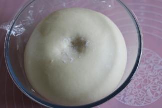 面团发酵两倍半大，手指沾面粉戳孔，不回缩不反弹。