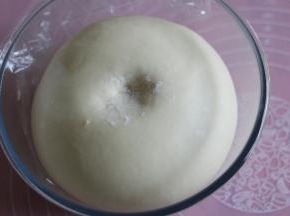 面团发酵两倍半大，手指沾面粉戳孔，不回缩不反弹。