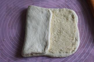 从左边空白三分之一处往右边折叠，如图。