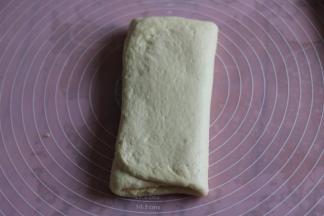 叠成如图长方形，用面杖轻轻擀开。