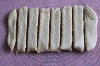 再次擀成大一点的厚薄一致长方形。用切面刀切条。