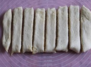 再次擀成大一点的厚薄一致长方形。用切面刀切条。