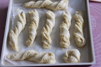 取一个长条，捏住两头，左右旋转2、3圈，成螺旋型。防止烤盘上，密封进行发酵。