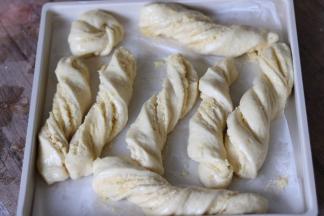 发酵（室温26度50分二次发酵两倍大钟）面团两倍大，表面刷全蛋液。