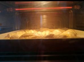 放入烤箱中下层上火160下火170，烘烤18分钟，烤至颜色金黄即可。普通烤箱提前预热，烘烤15分钟左右。