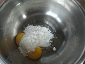蛋黄加入20克糖粉打发至两倍，颜色发白。
